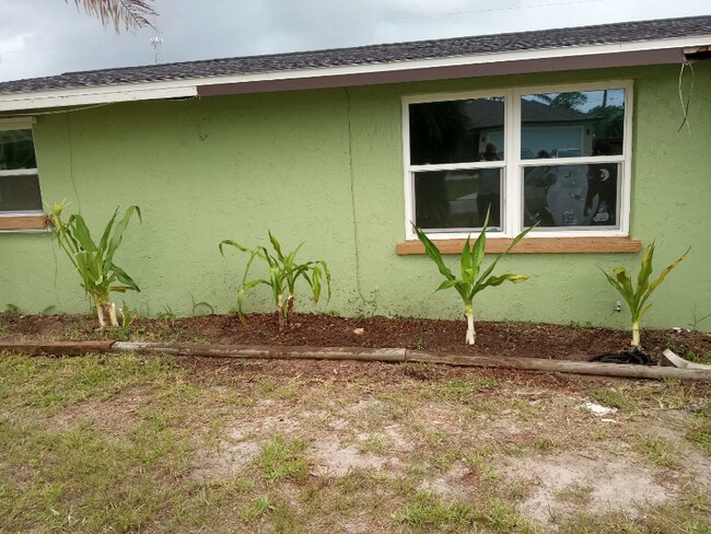 8271 Pelican Rd in Grove City, FL - Building Photo - Building Photo