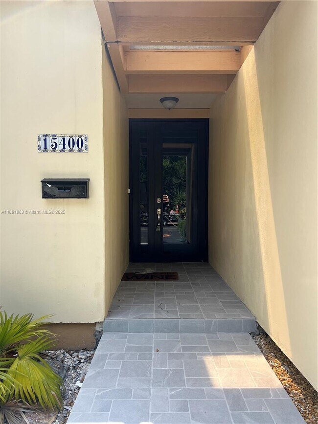15400 Sharpecroft Dr in Miami Lakes, FL - Building Photo - Building Photo
