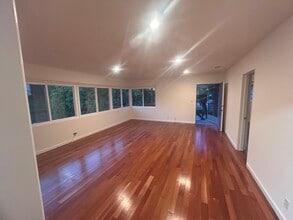 8138 Pershing Dr in Playa Del Rey, CA - Foto de edificio - Building Photo