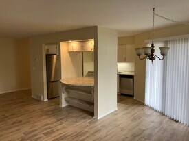 1860 W Highland Ave, Unit G-103 in Elgin, IL - Building Photo