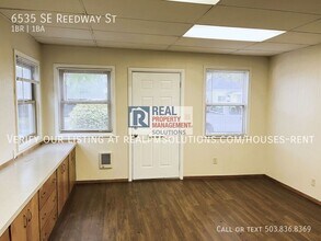 6535 SE Reedway St in Portland, OR - Building Photo - Building Photo