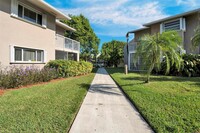 16240 SW 92nd Ave in Palmetto Bay, FL - Building Photo - Building Photo