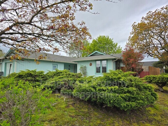 4206 Clay Pl SE in Albany, OR - Foto de edificio - Building Photo