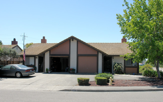 100 Bond Ave in Petaluma, CA - Foto de edificio - Building Photo