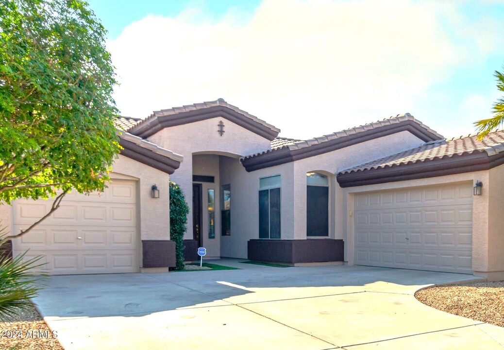 16638 N 174th Ln in Surprise, AZ - Foto de edificio