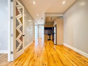 HDTV Room, Laundry, AC, 26 mins to Manhatt in Brooklyn, NY - Foto de edificio - Building Photo