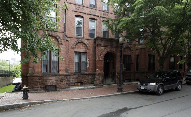29 Wellington St in Boston, MA - Foto de edificio - Building Photo