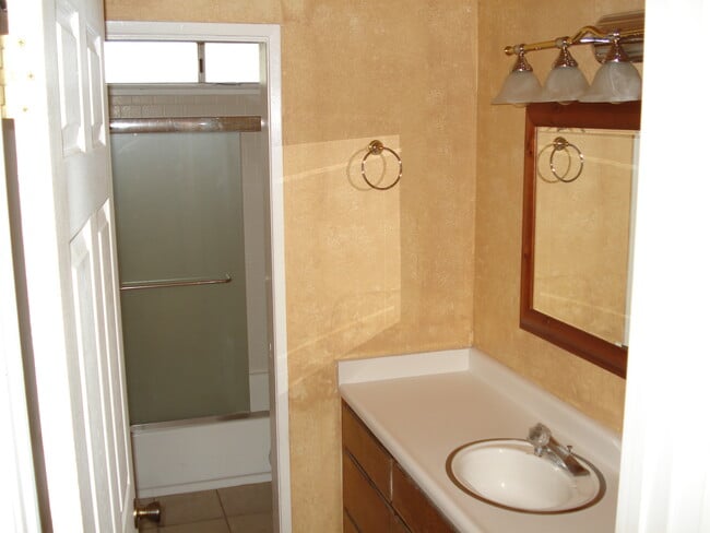 445 Almond Dr in Lodi, CA - Building Photo - Building Photo
