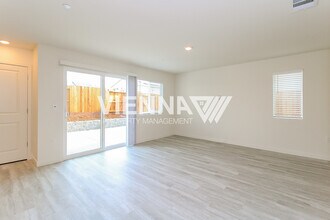 1048 Silver Feather Wy in Roseville, CA - Building Photo - Building Photo