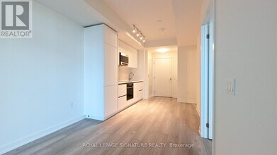 120 Broadway Ave in Toronto, ON - Building Photo - Building Photo