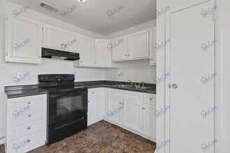 5006 Frontier Rd in Garland, TX - Building Photo - Building Photo