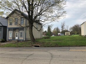 310 S Jefferson St in Belmont, OH - Building Photo - Building Photo