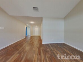 102 Saddlebag Ct in Newark, TX - Foto de edificio - Building Photo