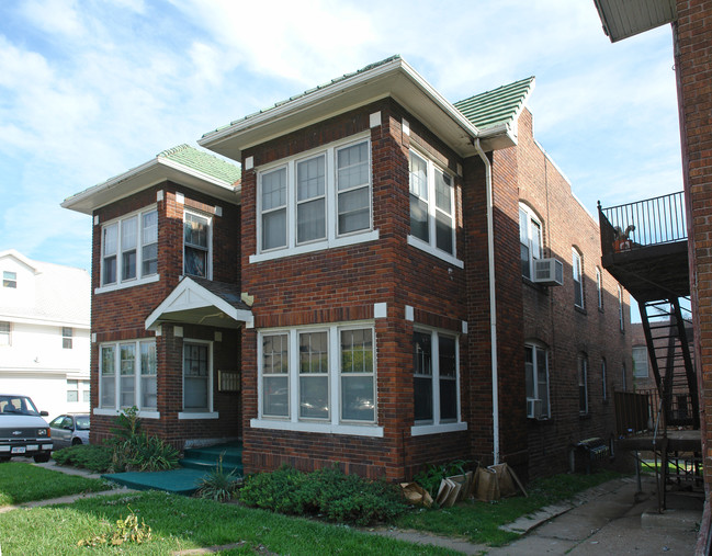 3406 Dodge St in Omaha, NE - Foto de edificio - Building Photo