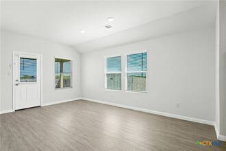 105 Olympic Cv in Seguin, TX - Foto de edificio - Building Photo