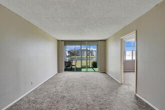 9440 Poinciana Pl in Davie, FL - Foto de edificio - Building Photo