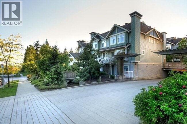 7488 Southwynde Ave in Burnaby, BC - Building Photo - Building Photo
