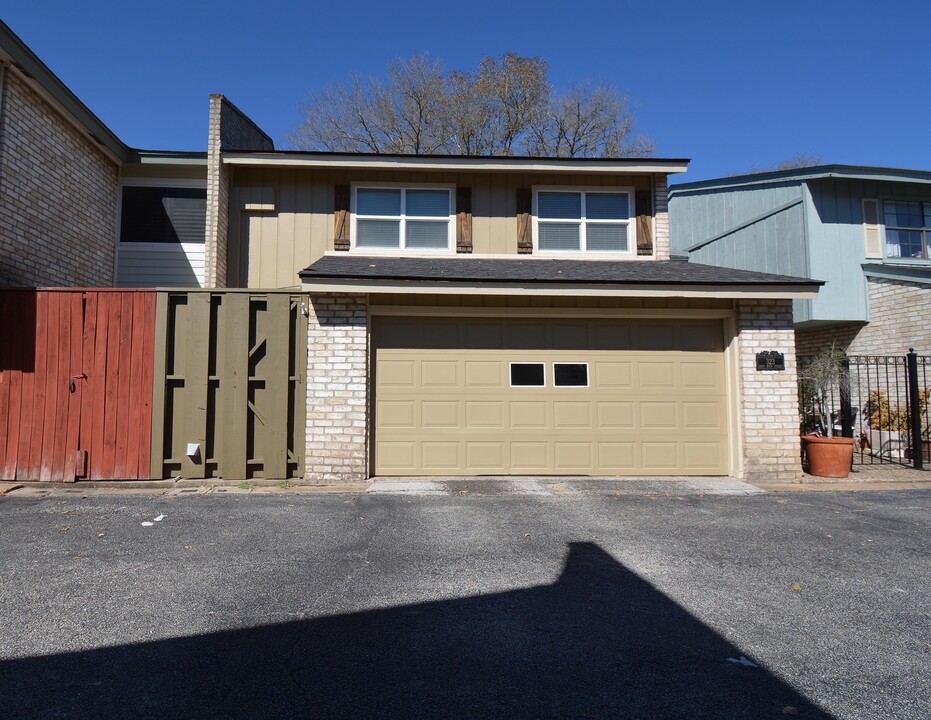 323 E Main St in Brenham, TX - Building Photo