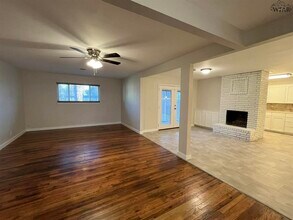2711 Chase Dr in Wichita Falls, TX - Foto de edificio - Building Photo