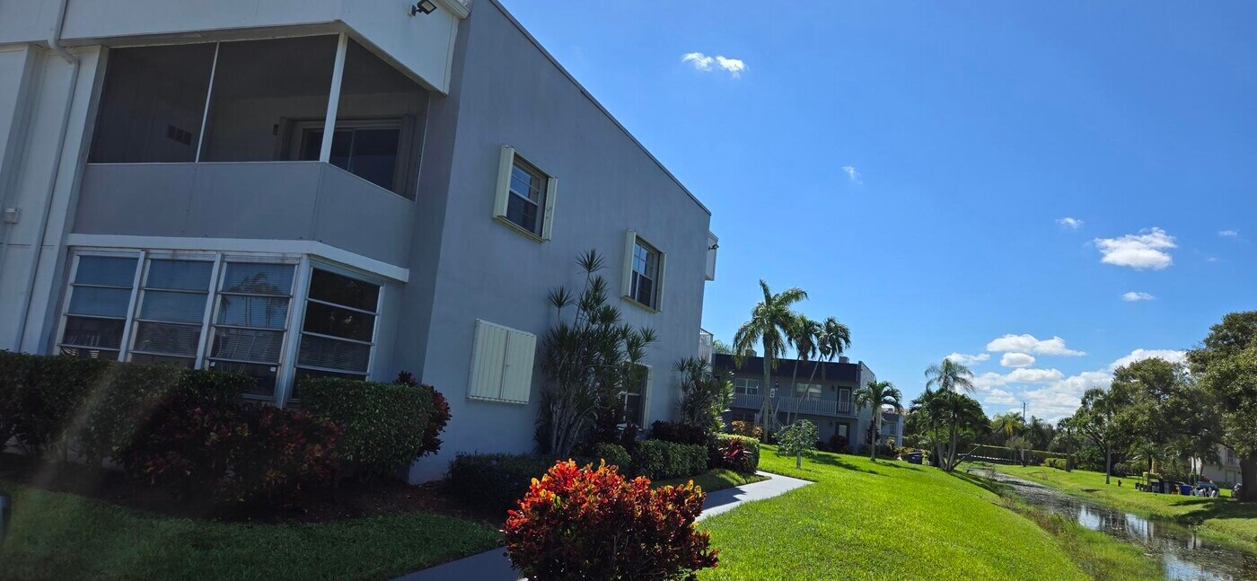 192 Burgandy Way in Delray Beach, FL - Building Photo