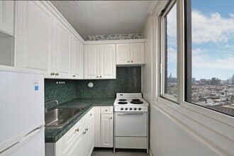 100 Manhattan Ave in Union City, NJ - Building Photo - Building Photo