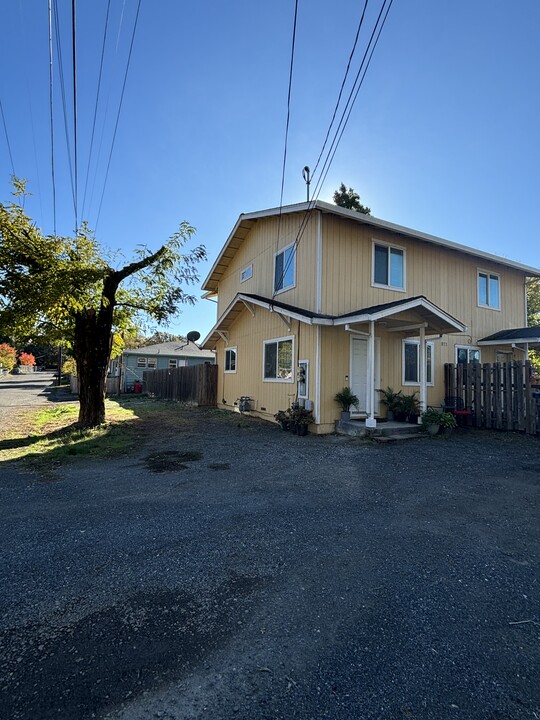 271 Holly St in Willits, CA - Building Photo