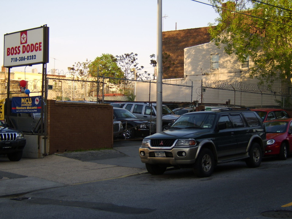 62-35 Forest Ave in Flushing, NY - Foto de edificio