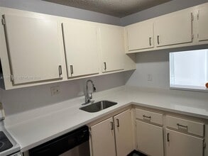 8000 Fairview Dr in Tamarac, FL - Building Photo - Building Photo