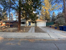 836 SE Douglas St in Bend, OR - Building Photo