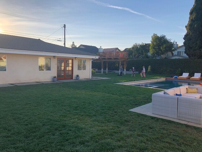 property at 4635 Lindblade Dr