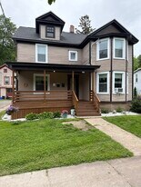 607 Tulip St in Liverpool, NY - Building Photo