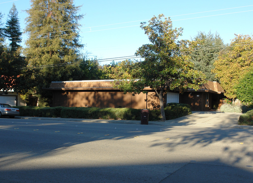 1940 Oak Grove Rd in Walnut Creek, CA - Foto de edificio