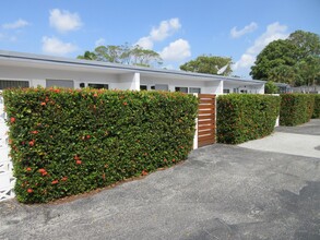 1230 18th Ave N in Lake Worth, FL - Foto de edificio - Building Photo