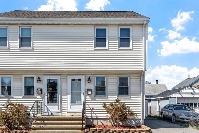 31 Blossom St in Lowell, MA - Building Photo - Building Photo