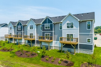 Grand Valley Townhomes in West Des Moines, IA - Foto de edificio - Building Photo