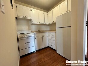 164 North Beacon St, Unit 1 in Boston, MA - Foto de edificio - Building Photo