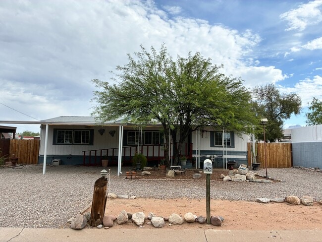 property at 526 W Pelaar Dr