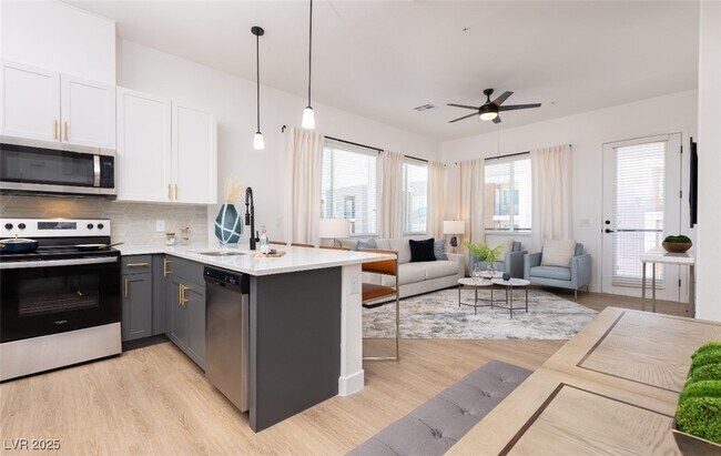 100 E Warm Springs Rd in Henderson, NV - Building Photo - Building Photo