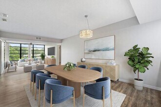 3710 Whitehall Dr, Unit 203 in West Palm Beach, FL - Foto de edificio - Building Photo