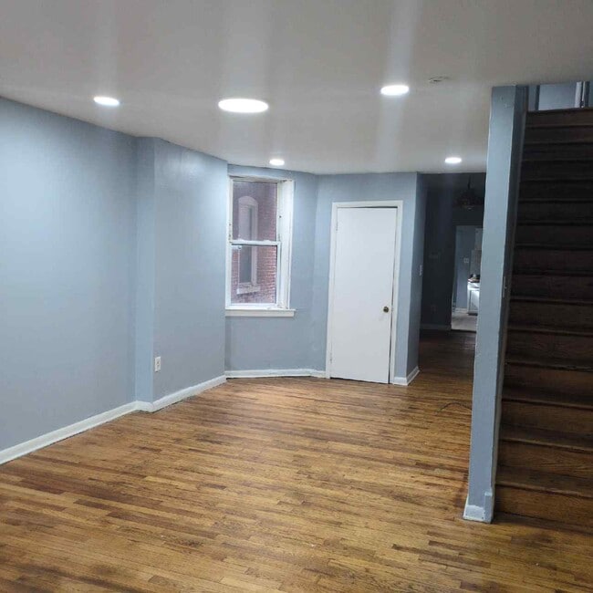 property at 1621 W 4th St