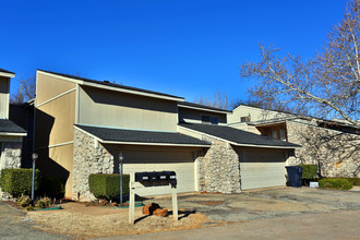 Cedar Springs Town Homes in Oklahoma City, OK - Building Photo - Building Photo