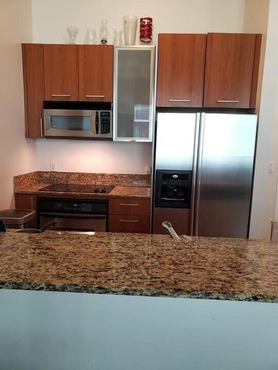 9066 SW 73rd Ct, Unit 305 in Pinecrest, FL - Building Photo