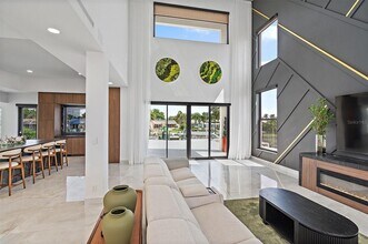 585 Dolphin Ave SE in St. Petersburg, FL - Building Photo - Building Photo