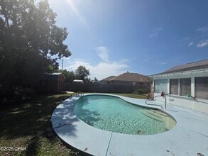 1303 Sutherland Ct in Lynn Haven, FL - Foto de edificio - Building Photo