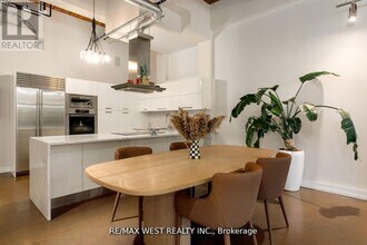 43 Hanna Ave in Toronto, ON - Building Photo - Building Photo