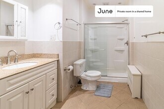 Room in Shared 5 bed/2 bath home, Unit E in Boston, MA - Foto de edificio - Building Photo