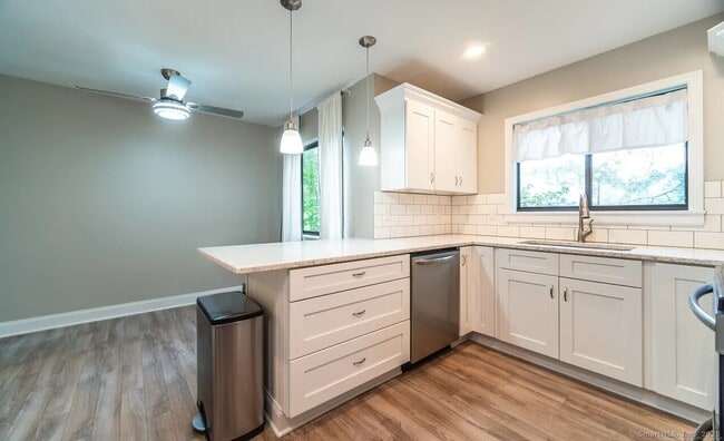 154 Brittany Farms Rd in New Britain, CT - Building Photo - Building Photo
