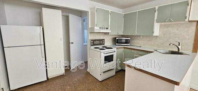 1480 Leaside Ave in Kelowna, BC - Building Photo - Building Photo