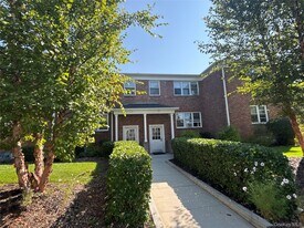 37 Spruce St in Great Neck, NY - Building Photo