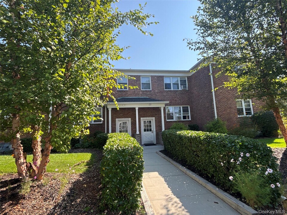 37 Spruce St in Great Neck, NY - Building Photo